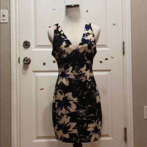 Sleeveless v neck dress